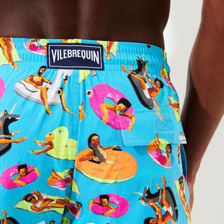 Men Stretch Short Swim Trunks - Vilebrequin x Derrick Adams Swimming pool details view 4