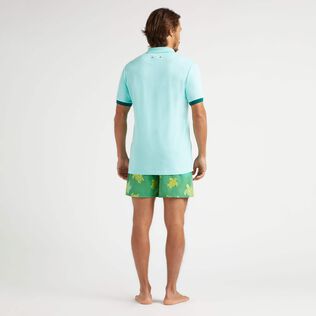 男士纯色棉质 Polo 衫 Lagoon 背面穿戴视图