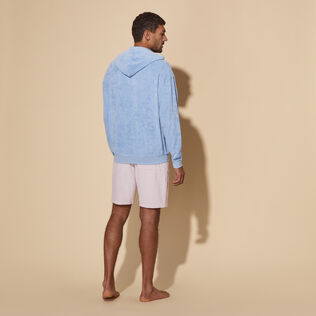 Solid Kapuzen-Sweatshirt mit durchgängigem Reißverschluss aus Frottee mit Mineralfarbstoff für Herren Source Rückansicht getragen