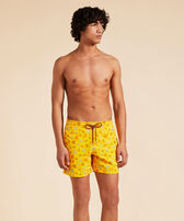 Men Swim Shorts Embroidered Ronde des Tortues - Limited Edition Corn 正面穿戴视图