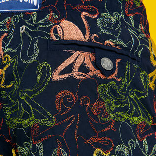 Octopussy Badeshorts mit Stickerei für Herren – Limitierte Serie Marineblau Details Ansicht 2