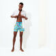 Maillot de bain court stretch homme - Vilebrequin x Derrick Adams Piscine vue de détail 6