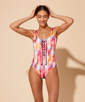 Bañador de una sola pieza con cordones y estampado Ikat Flowers para mujer Multicolores vista frontal desgastada