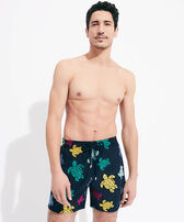 Ronde Tortues Multicolores Badeshorts mit Stickerei für Herren – Limitierte Serie Marineblau Vorderseite getragene Ansicht