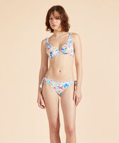 Braguita de bikini con tiras de atado lateral y estampado Happy Flowers para mujer Blanco vista frontal desgastada