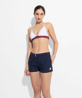 Stretch-Badeshorts mit flachem Bund für Damen – Vilebrequin x Ines de la Fressange Marineblau Vorderseite getragene Ansicht