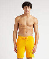 Bermudas de felpa de color liso unisex Mango vista frontal desgastada
