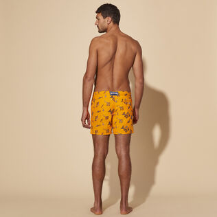 Vatel Badeshorts mit Stickerei für Herren – Limitierte Serie Karotte Rückansicht getragen