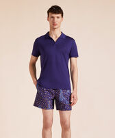 Polo Tencel™ de color liso para hombre Midnight vista frontal desgastada