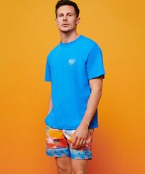 Camiseta con logotipo degradado bordado para hombre de Vilebrequin x The BeachBoy Earthenware vista frontal desgastada