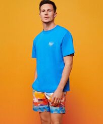 T-Shirt mit Logostickerei in Ombré-Optik für Herren – Vilebrequin x The Beach Boys Earthenware Vorderseite getragene Ansicht