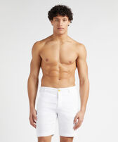 Bermuda uomo in raso e Tencel tinta unita Bianco vista frontale indossata