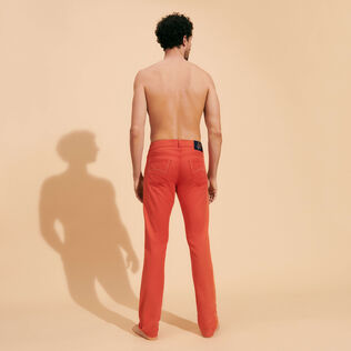 Solid Jeans aus Leinendrill im Fünf-Taschen-Design für Herren Tomato Rückansicht getragen
