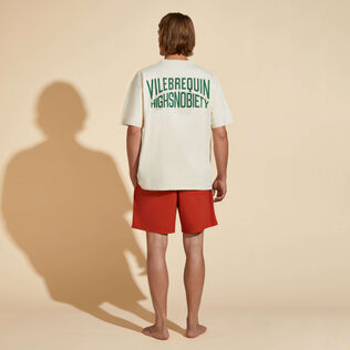 Solid T-Shirt aus Baumwolle für Herren – Vilebrequin x Highsnobiety Tofu Rückansicht getragen