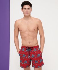 Maillot de bain homme brodé Turtles Jewels - Édition Limitée Piment vue portée de face