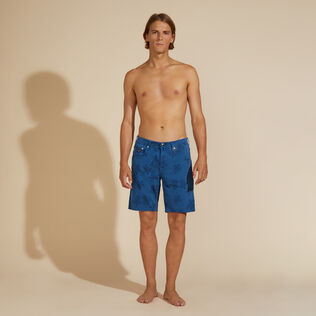Men 5-Pockets Bermuda Shorts Resin Print Ronde des Tortues Batik blue front worn view