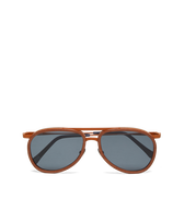 Occhiali da sole in legno tinta unita - VBQ x Shelter Caramel vista frontale indossata