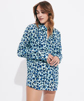 Leichtes Turtles Leopard Unisex-Hemd aus Baumwollvoile Thalassa Frauen Vorderansicht getragen