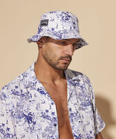 Gorro de pescador en lino con estampado Riviera Ink vista frontal de hombre desgastada