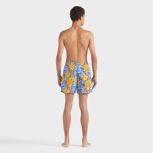 Tropical Turtle Badeshorts für Herren Marrakech Rückansicht getragen