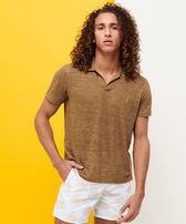 Polo en punto de lino de color liso para hombre Olive heather vista frontal desgastada
