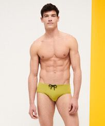 Bañador slip ajustado de color liso para hombre Matcha vista frontal desgastada