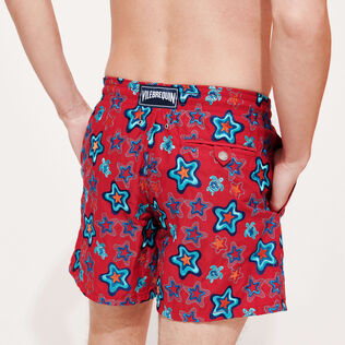 Costume da bagno uomo ricamato Stars Gift - Edizione limitata Burgundy vista indossata posteriore