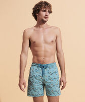 Pantaloncini mare uomo ricamati Gulf Stream - Edizione limitata Foam vista frontale indossata