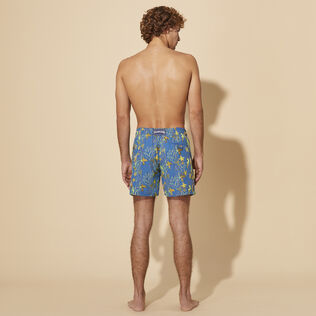 Camo Seaweed Badeshorts mit Stickerei für Herren – Limitierte Serie Calanque Rückansicht getragen