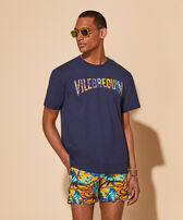 Camiseta oversize de algodón orgánico con estampado Poulpes Tie and Dye para hombre Azul marino vista frontal desgastada