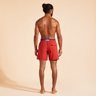 男士 Bicolore 双色纯色游泳短裤 Brick 背面穿戴视图