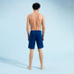 Bermudas de color liso para hombre Mar azul vista trasera desgastada