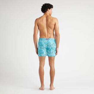 男士 Hibiscus 刺绣游泳短裤 - 限量版 Bora bora 背面穿戴视图