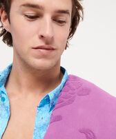 Toalla de playa en algodón orgánico Turtles Jacquard Dark dalhia vista frontal desgastada