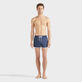 Ultraleichte kurze VBQ Line Badeshorts für Herren Marineblau Vorderseite getragene Ansicht