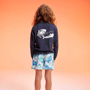 Camiseta en algodón orgánico con estampado Requins en la espalda para niño Azul marino vista frontal desgastada