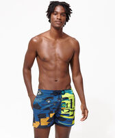 Eternité Stretch-Badeshorts für Herren - Vilebrequin x Deux Femmes Noires Marineblau Vorderseite getragene Ansicht