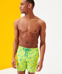 Vilebrequin Badeshorts mit Stickerei für Herren – Limited Edition Lemongrass Vorderseite getragene Ansicht