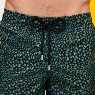 Bañador elástico largo con estampado Te Mana O Te Moana para hombre Azul marino detalles vista 1