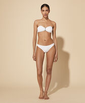 Top de bikini de corte bandeau y color liso para mujer Blanco vista frontal desgastada