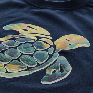 Camiseta de algodón orgánico con estampado Tahiti Turtles para niño Azul marino detalles vista 1
