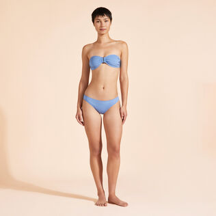 Top bikini donna a fascia tinta unita Blu jeans vista frontale indossata