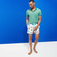 Ronde Des Tortues Badeshorts mit Stickerei für Herren – Limitierte Serie Glacier Details Ansicht 2
