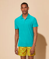 Polo de color liso en tejido jacquard para hombre Tropezian green vista frontal desgastada