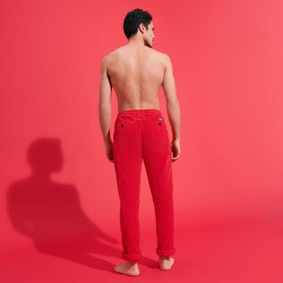 Pantalones de chándal de pana de líneas grandes de color liso para hombre Rojo vista trasera desgastada