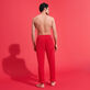 Pantalones de chándal de pana de líneas grandes de color liso para hombre Rojo vista trasera desgastada