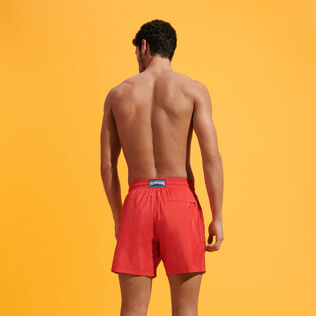 男士纯色超轻便携式泳裤 Poppy red 背面穿戴视图