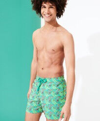 2007 Snails Badeshorts mit Stickarbeiten – Limited Edition Veronesengrün Vorderseite getragene Ansicht