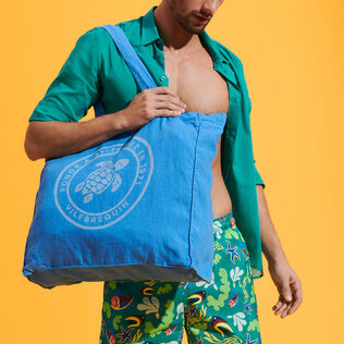 Bolso tote unisex de lino con estampado Turtle Earthenware vista frontal desgastada
