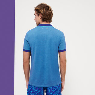 Polo en piqué de algodón de color liso y cambiante para hombre Celeste vista trasera desgastada